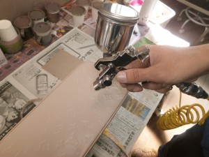 専用のスプレーで同色をムラなく