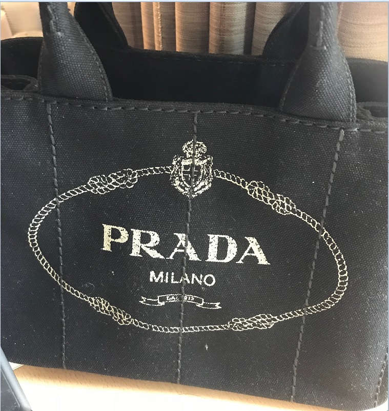 売り切れ必至のPRADA・カナパバッグはカジュアルなのに高品質 | 高級製品のクリーニングと修理なら高級クリーニング専門店クレアン