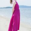 リゾートドレスの女性