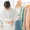 洋服をたたむ女性