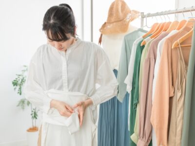 洋服をたたむ女性
