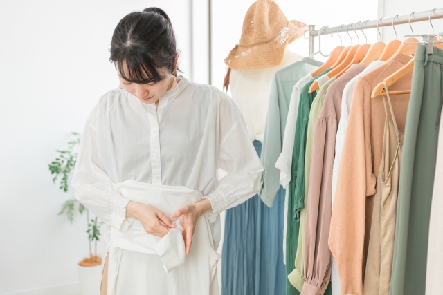 洋服をたたむ女性