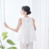カーテンを開ける女性のイメージ