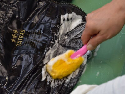 タトラスダウンジャケットを手洗いする様子