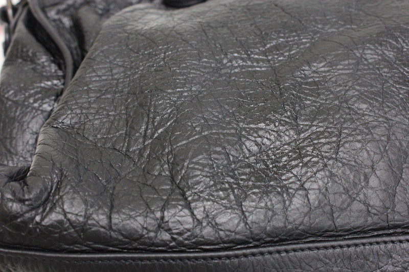 バレンシアガ レザーバッグの側面