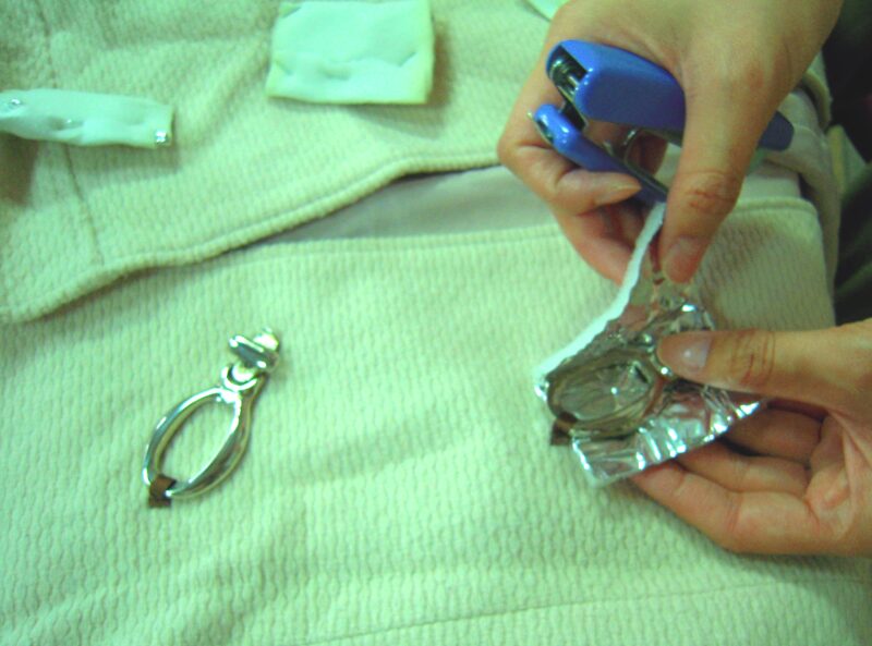 ボタンを保護してクリーニング