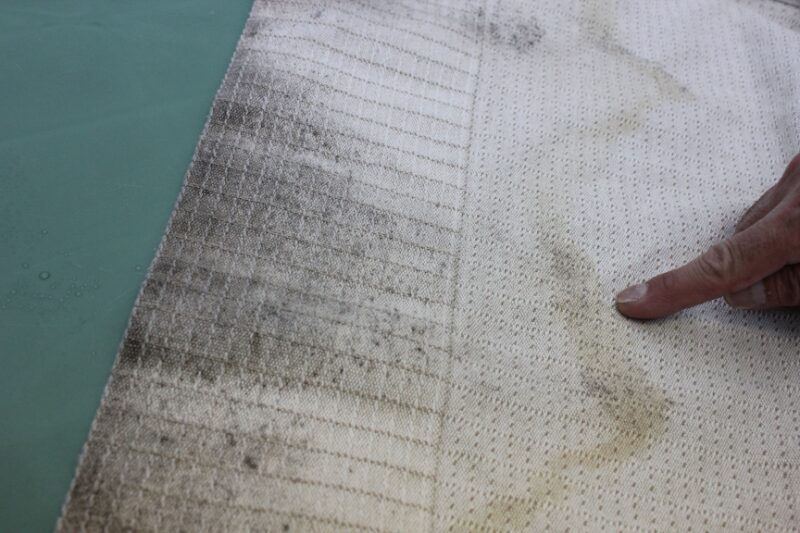 レースカーテンの裾のカビ