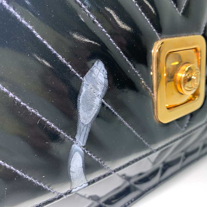 修復前のエナメルバッグ