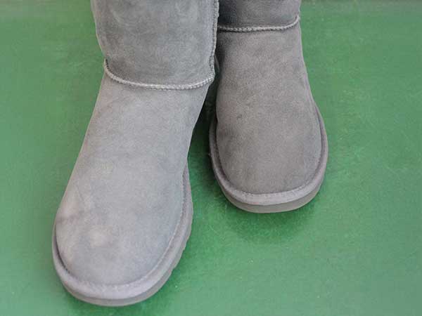 シミが完全に消えたUGGムートンブーツ（施術後）