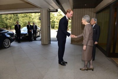 フォーマルな装いの参考写真。靴と服、小物を含めた全体の調和に注目。