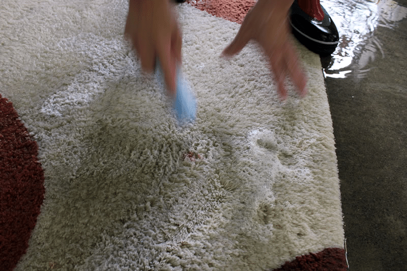 固着した汚れのある部分を、ブラシで丁寧に処理しています。