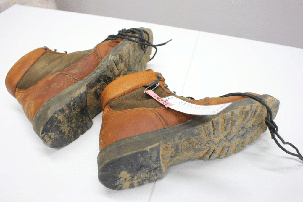 洗浄前の靴底と側面。溝に残る汚れと、革・布の状態を確認します。