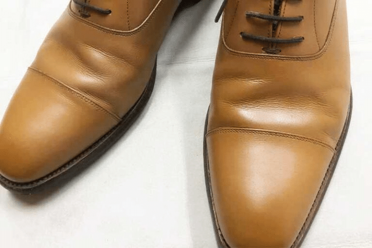 施工後の紳士靴。全体をブラウンのワントーンへ整えた例です。