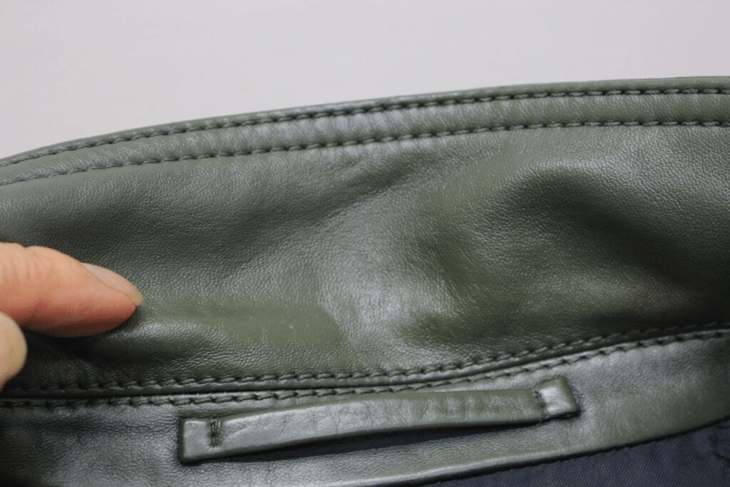色を整えた後の襟の施工例。洗浄と色補正は目的を分けて検討します。