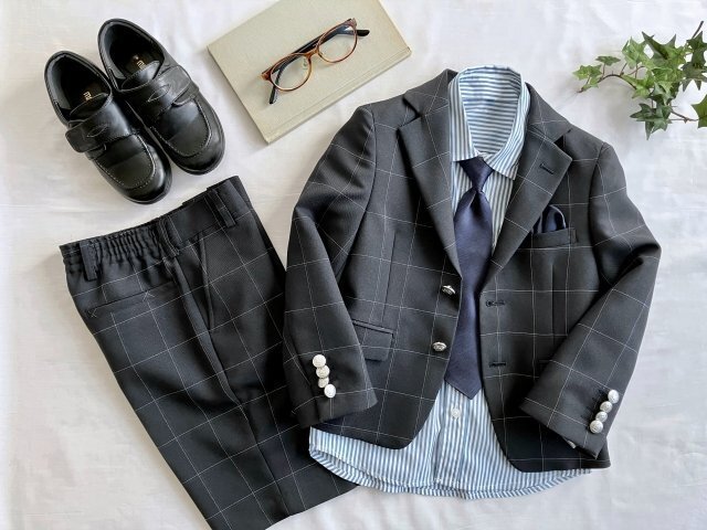 ジャケットとパンツ、小物の組み合わせ例。全身の色と形をまとめる手がかりになります。
