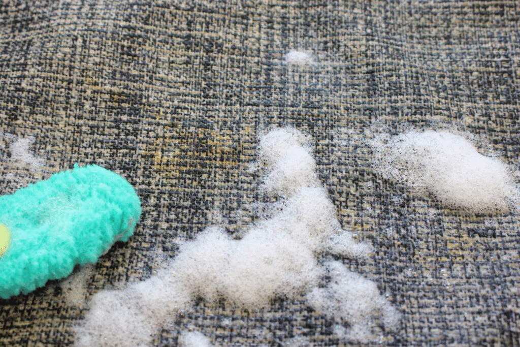 泡を使いながら、汚れのある部分にブラシを当てる工程。