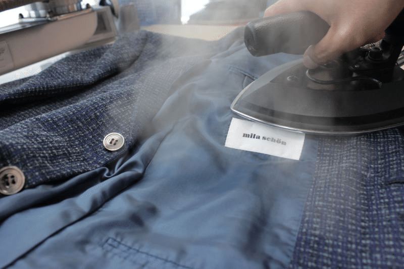 ジャケットの裏側から行うアイロン仕上げ。服の構造に合わせて整えます。