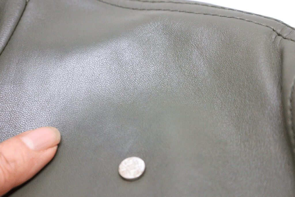 同じ面のケア後。光沢と灰緑色のつながりを確認します。