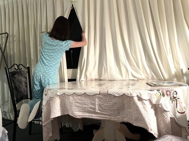 窓に掛かったカーテン。外す前に丈や取り付け位置を記録しておくと役立ちます。