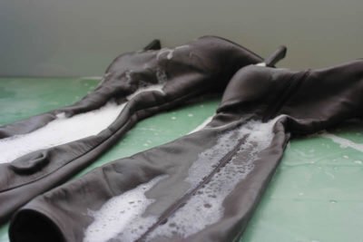 ブーツを洗浄する工程例。パンプスを含め、素材や構造に応じて方法を選びます。