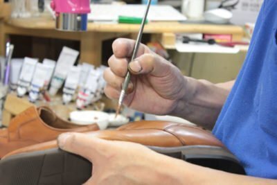 革靴の色を調整する作業例。洗浄と補色は別の工程として考えます。