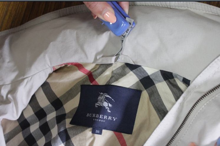 衣類に識別用のタグを付ける工程。お預かりした品物の管理から始めます。