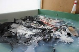 黒いドレスを扱う洗浄工程例。素材と装飾を確認して作業します。
