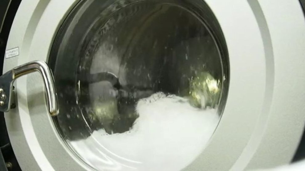 泡を使った水洗いの工程例。すべての衣類に同じ方法を用いるわけではありません。