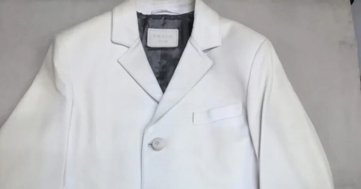 PRADA白革コートの黒への色替えの紹介画像